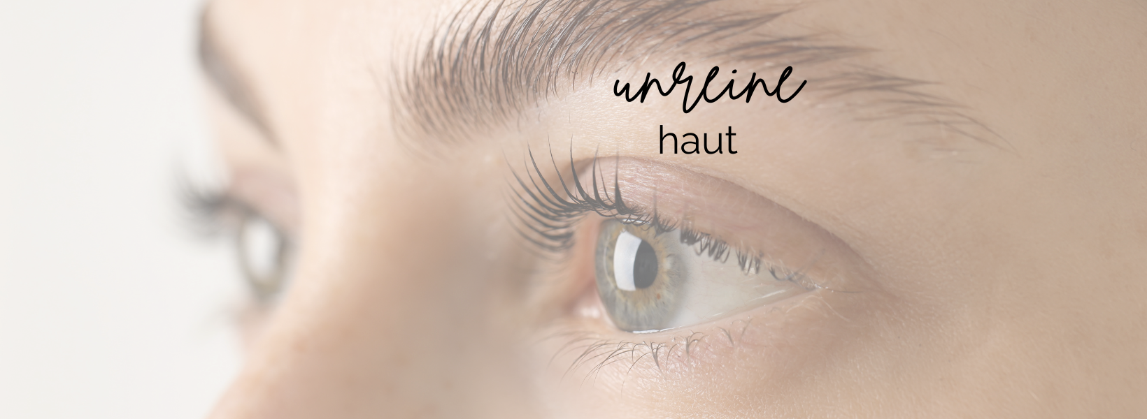 Junge Frau reinigt ihr Gesicht mit dem Konjac-Schwamm