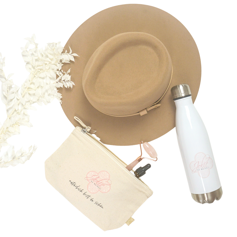 Trinkflasche und Kosmetikbeutel als Accessoire-Produkte mit Jolie au naturel Logo