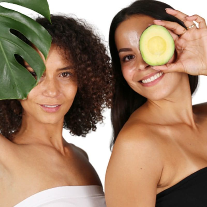 zwei Models lächeln Blatt Avocado Jolie au Naturel