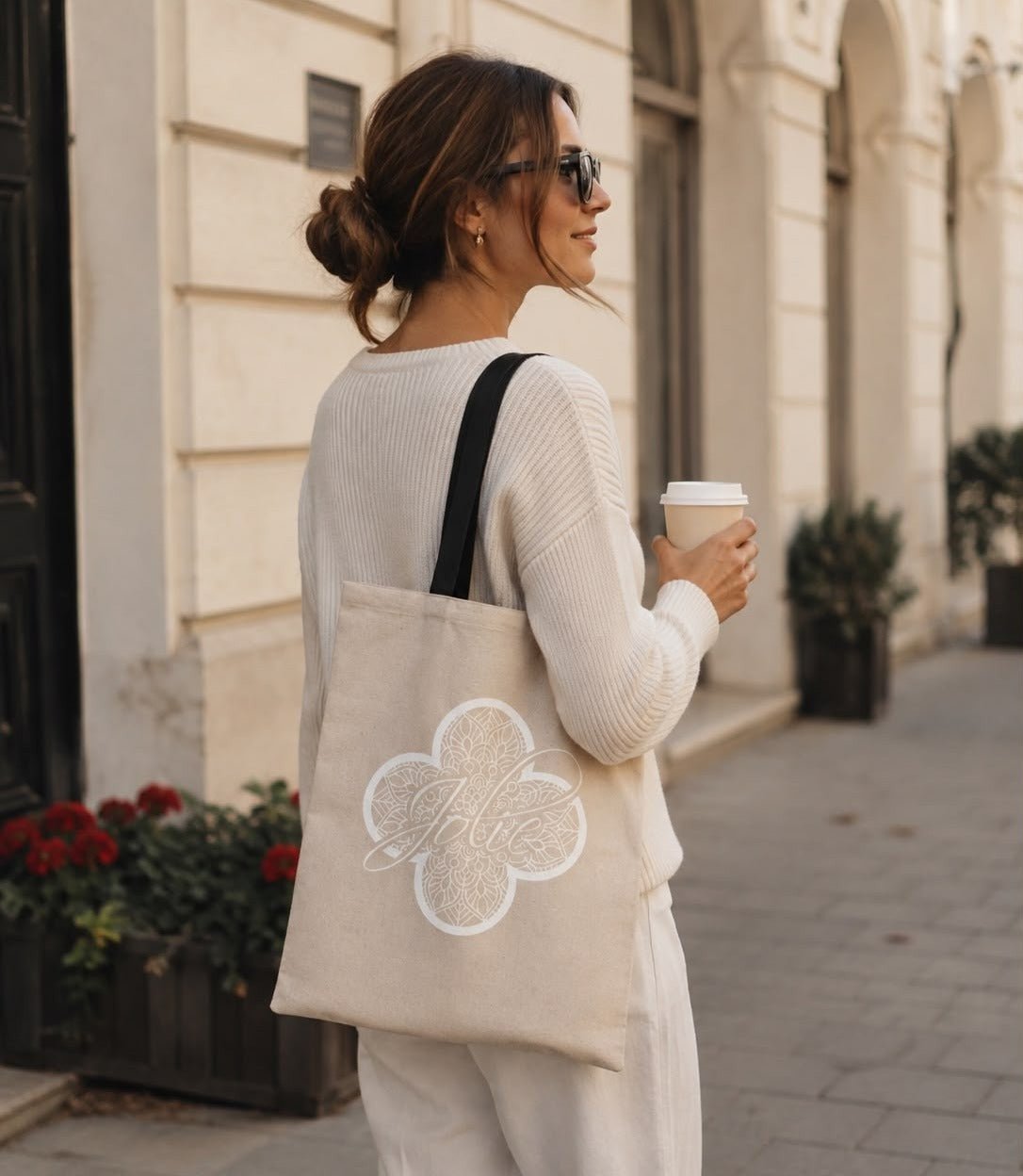Edle Jute Einkaufstasche beige mit schwarzen Henkeln